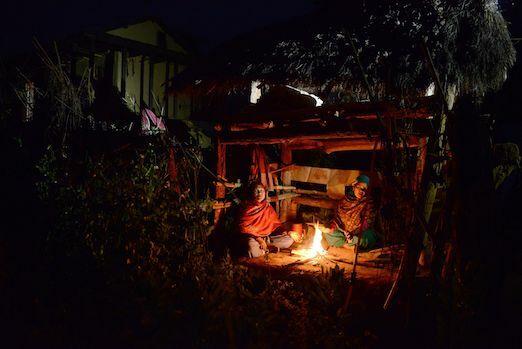 Femmes dans une cabane Chhaupadi au Népal pendant leurs règles