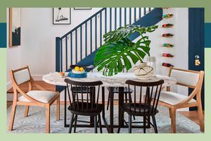 Real Simple Home 2022 Painting Tricks, salle à manger avec escalier bleu