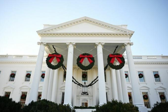 Des décorations sont vues sur la Maison Blanche lors de l'avant-première médiatique des vacances de 2023 à la Maison Blanche à Washington, DC.
