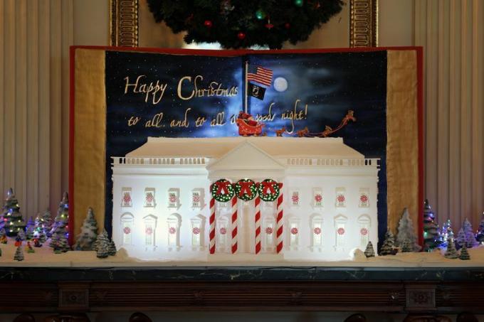 Une Maison Blanche en pain d'épice est exposée dans la salle à manger de l'État lors d'un aperçu médiatique des décorations des fêtes de 2023 à la Maison Blanche le 27 novembre 2023 à Washington, DC.